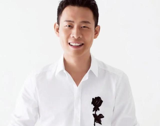 张译书房工作照