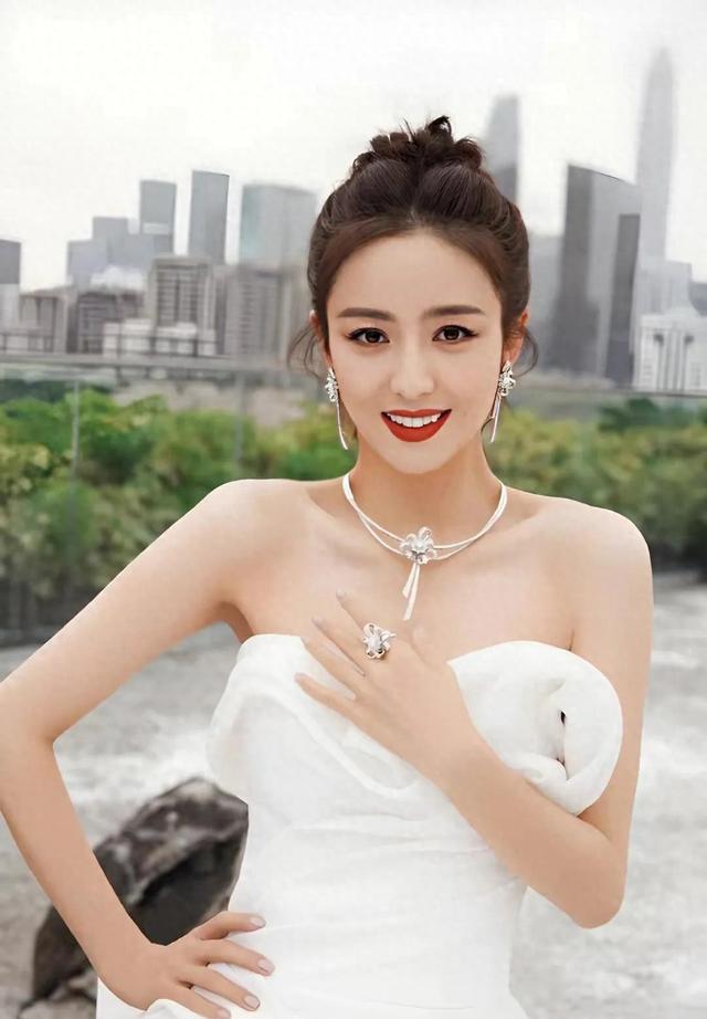 女明星海滩写真光影构图示例