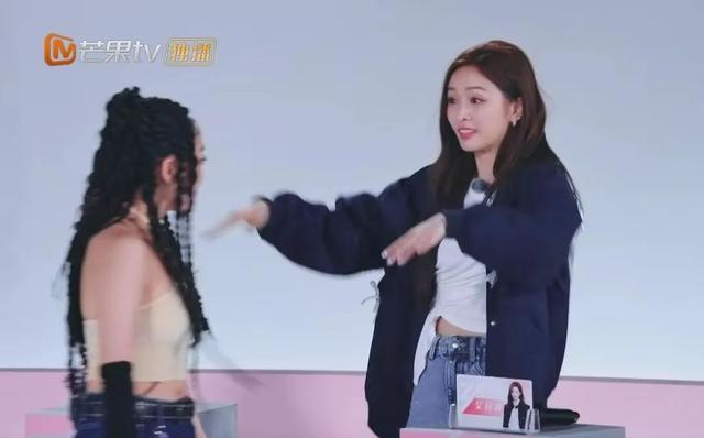VaVa与卡琳娜互动
